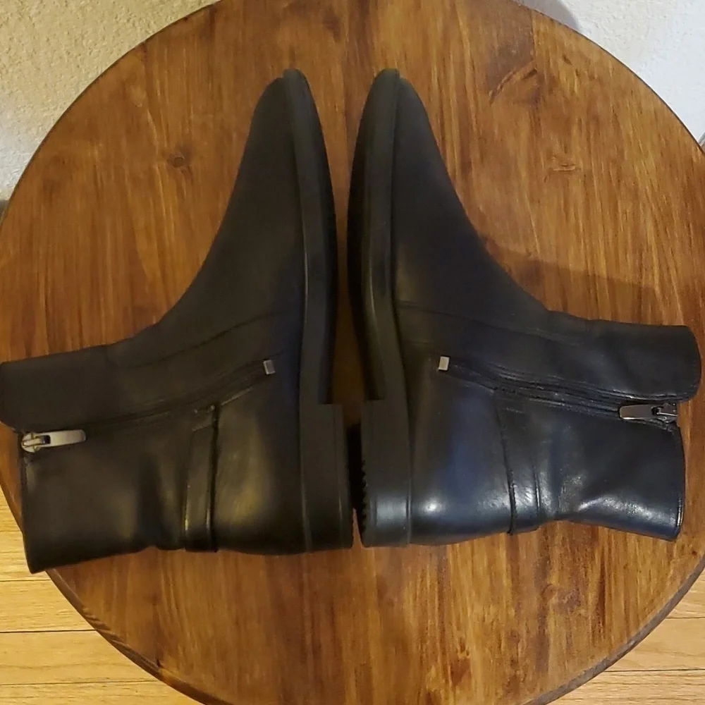 Ecco| Black Supple Smooth Leather Booties Boots Side Zip Low Heel   Sz.6